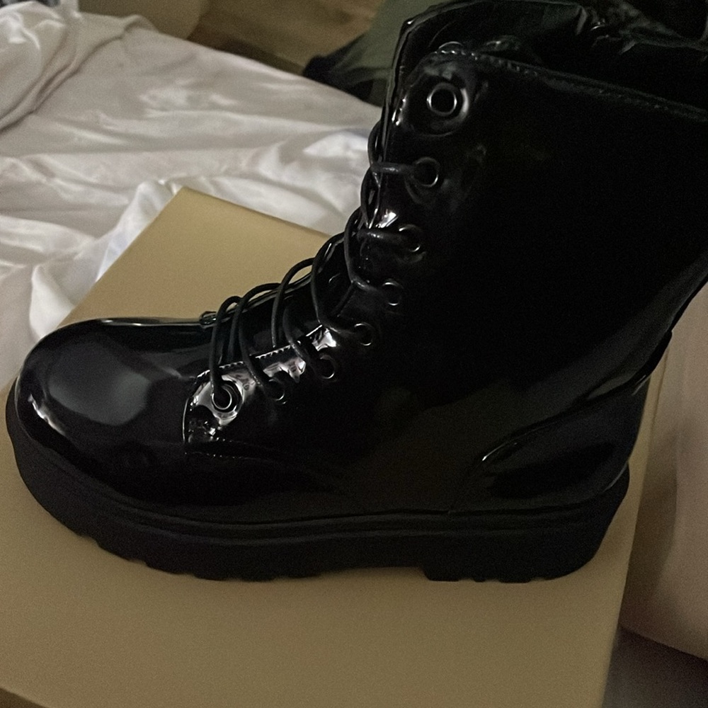 NWTS YOKI Kenzo Combat Boot Glossy Black Lace Up Zip Platform Fashion Size 8